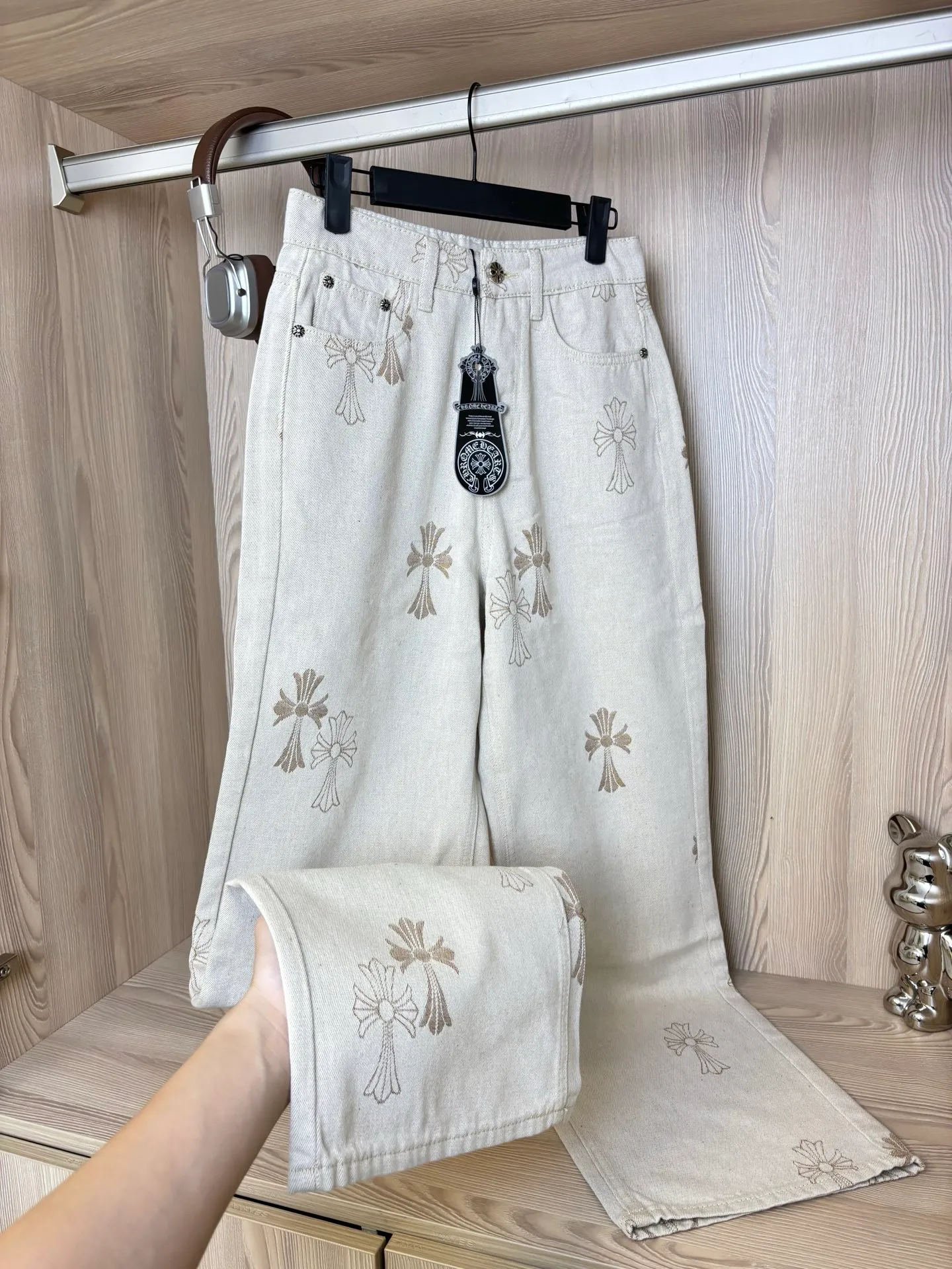 P230 Style number: DC 115# Chrome Hearts cross versatile denim straight pants. Highly recommended Chrome Hearts jeans. The low saturation composite fabric has good texture. Comfortable and not tight. Comfortable and non-restrictive. It makes you look taller and slimmer. It is easy to wear. It has a belly-control effect. It is loved by fashionistas. It is loosely cut, comfortable and stylish. It is full of design sense. The mid-high waist straight version is just the right length to stretch the leg lines🎀 Denim is very popular on the street. You can put any look on Instagram and blend it into various styles. It is suitable for all seasons. Color: Khaki Size: s m l xl (Picture 9️⃣Size chart)